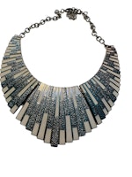 Statementhalsband i art deco-stil
