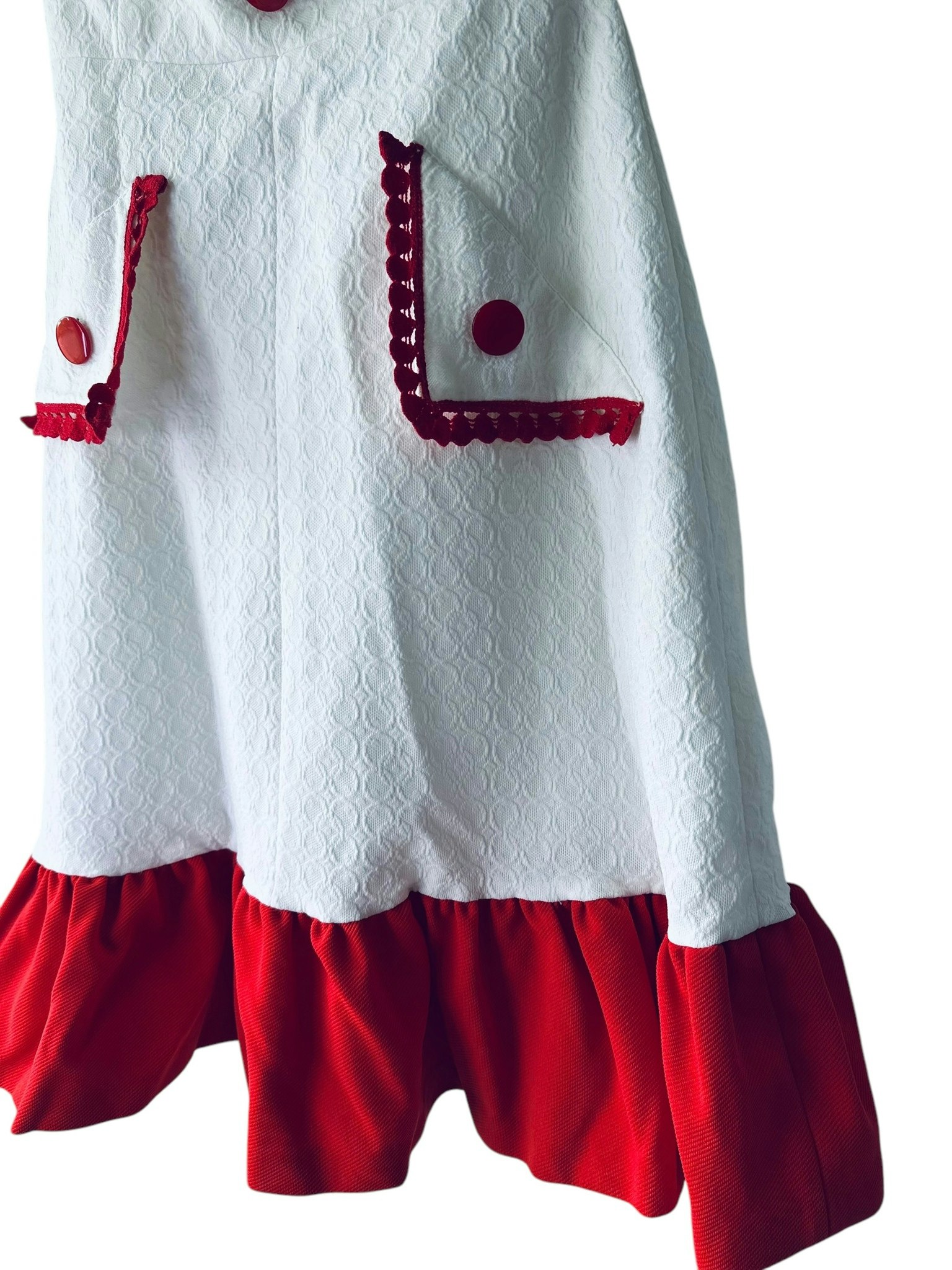 Vit klänning med röda detaljer