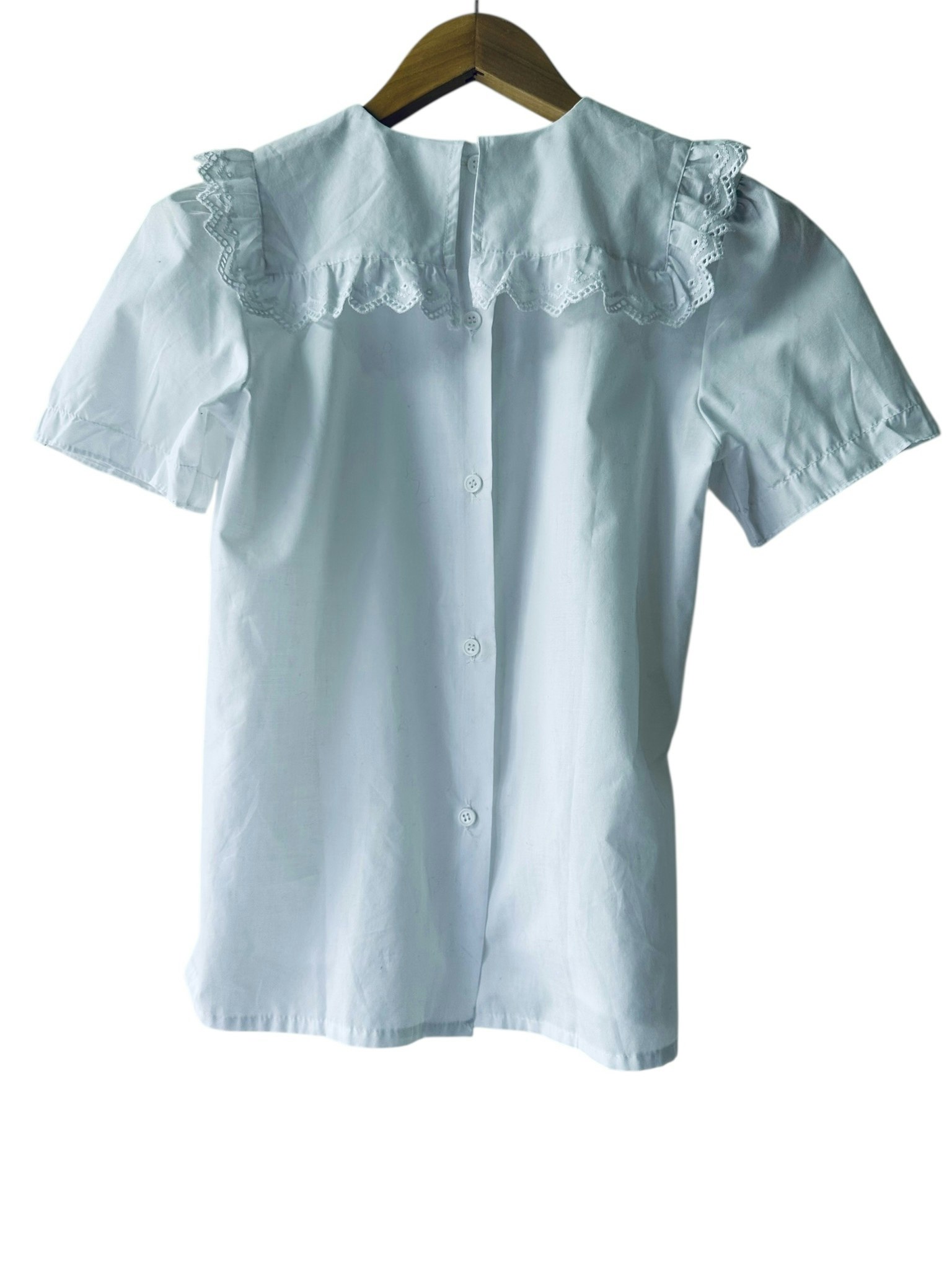 Vit blus med spetskrage