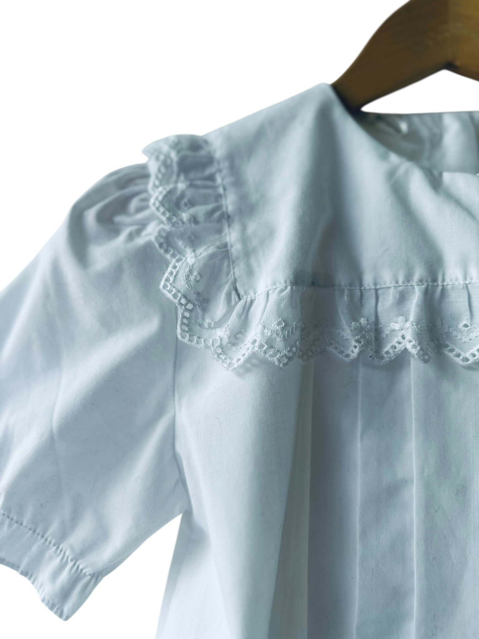 Vit blus med spetskrage