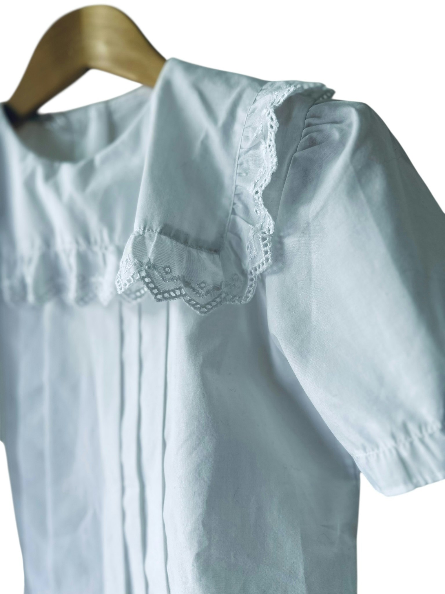 Vit blus med spetskrage