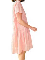 Rosa klänning med volang