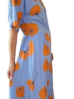 Blå klänning med orange blommor