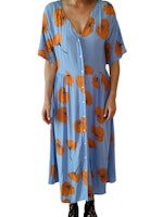 Blå klänning med orange blommor