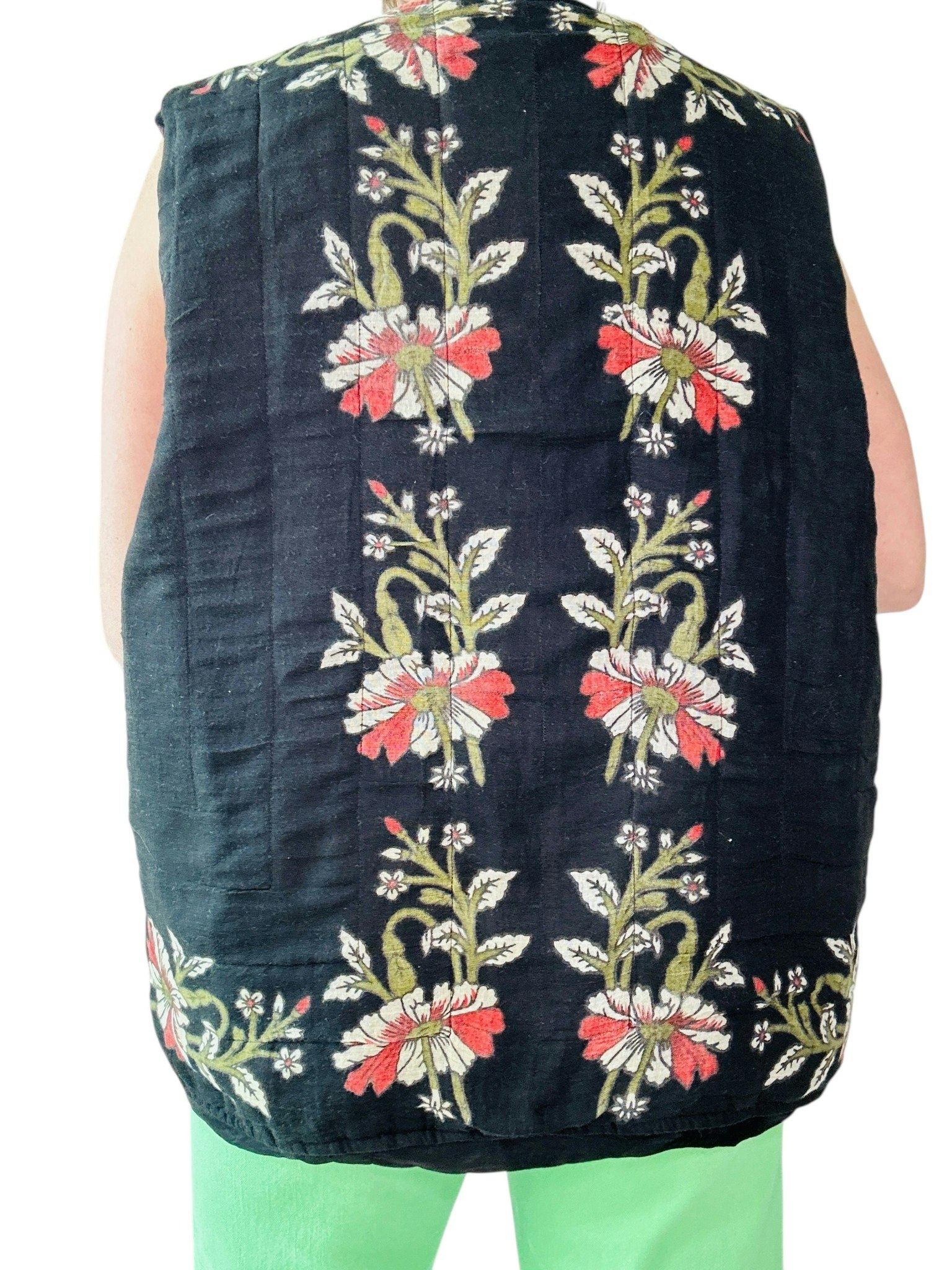 Quiltad väst med blommor