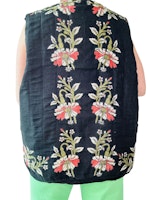 Quiltad väst med blommor