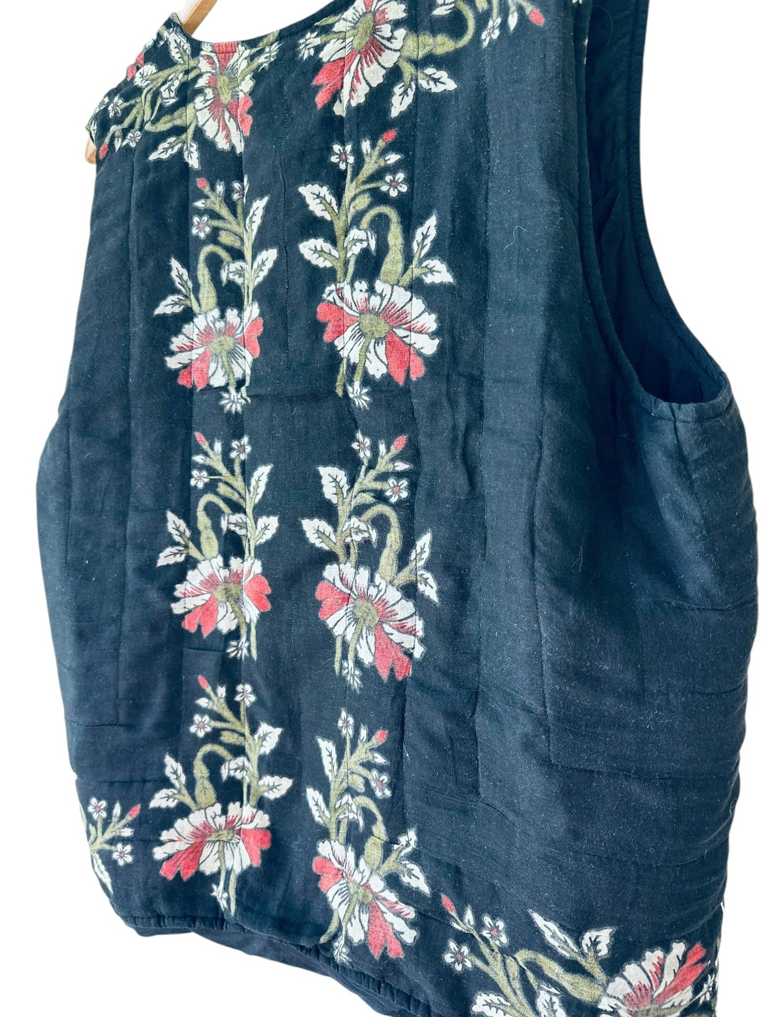 Quiltad väst med blommor