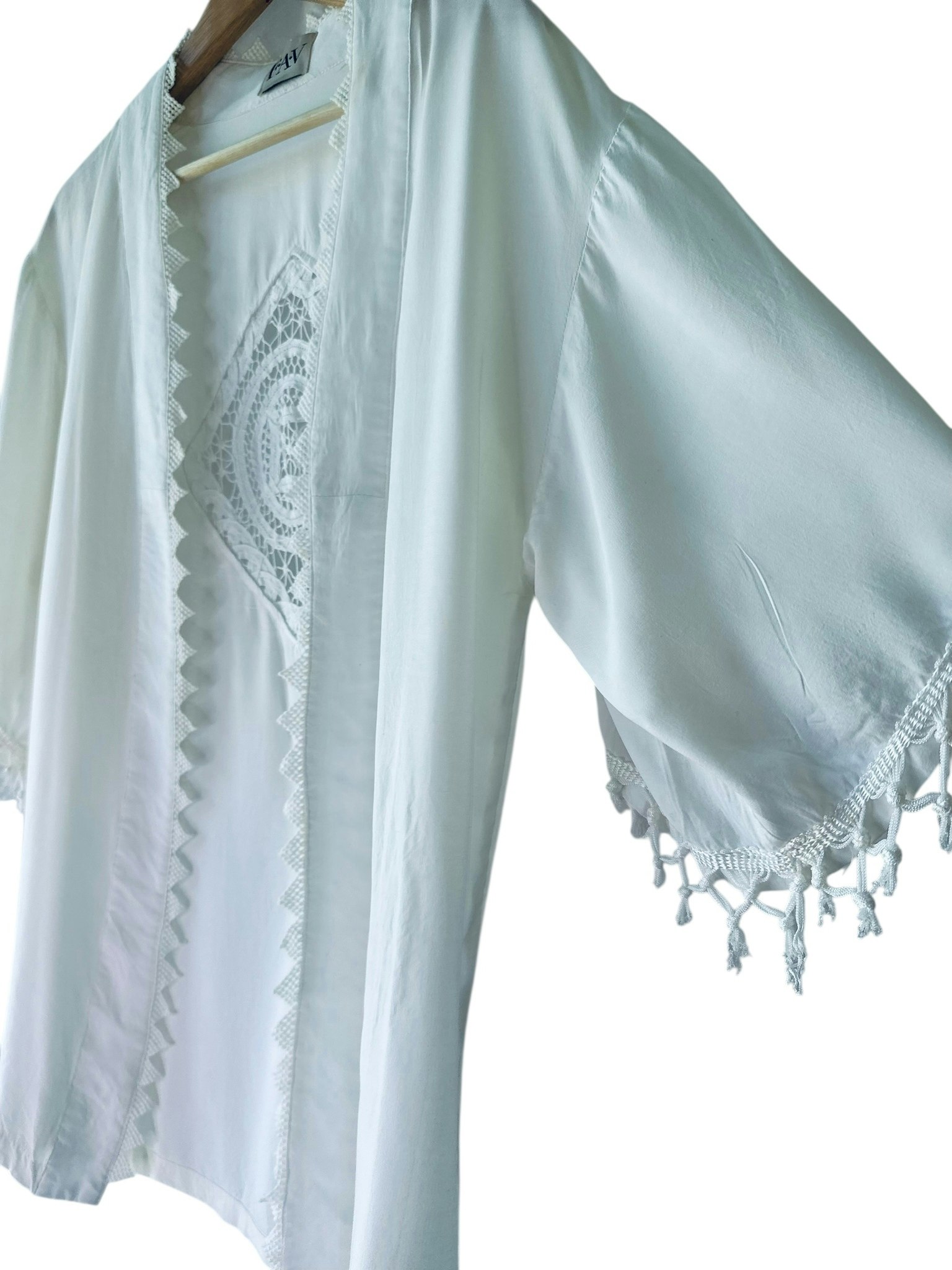 Vit kaftan med spetsdetaljer