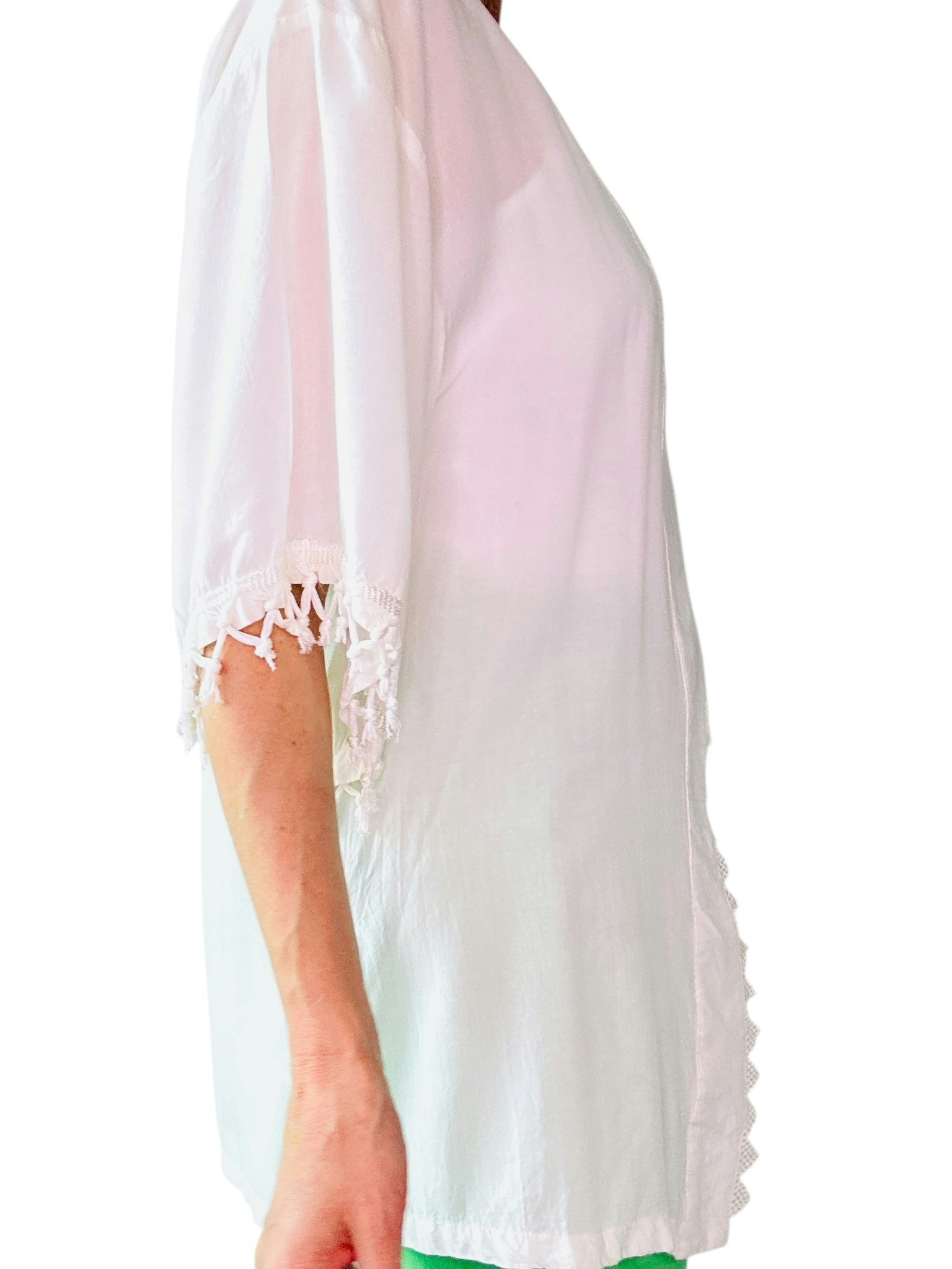 Vit kaftan med spetsdetaljer