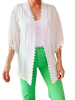 Vit kaftan med spetsdetaljer