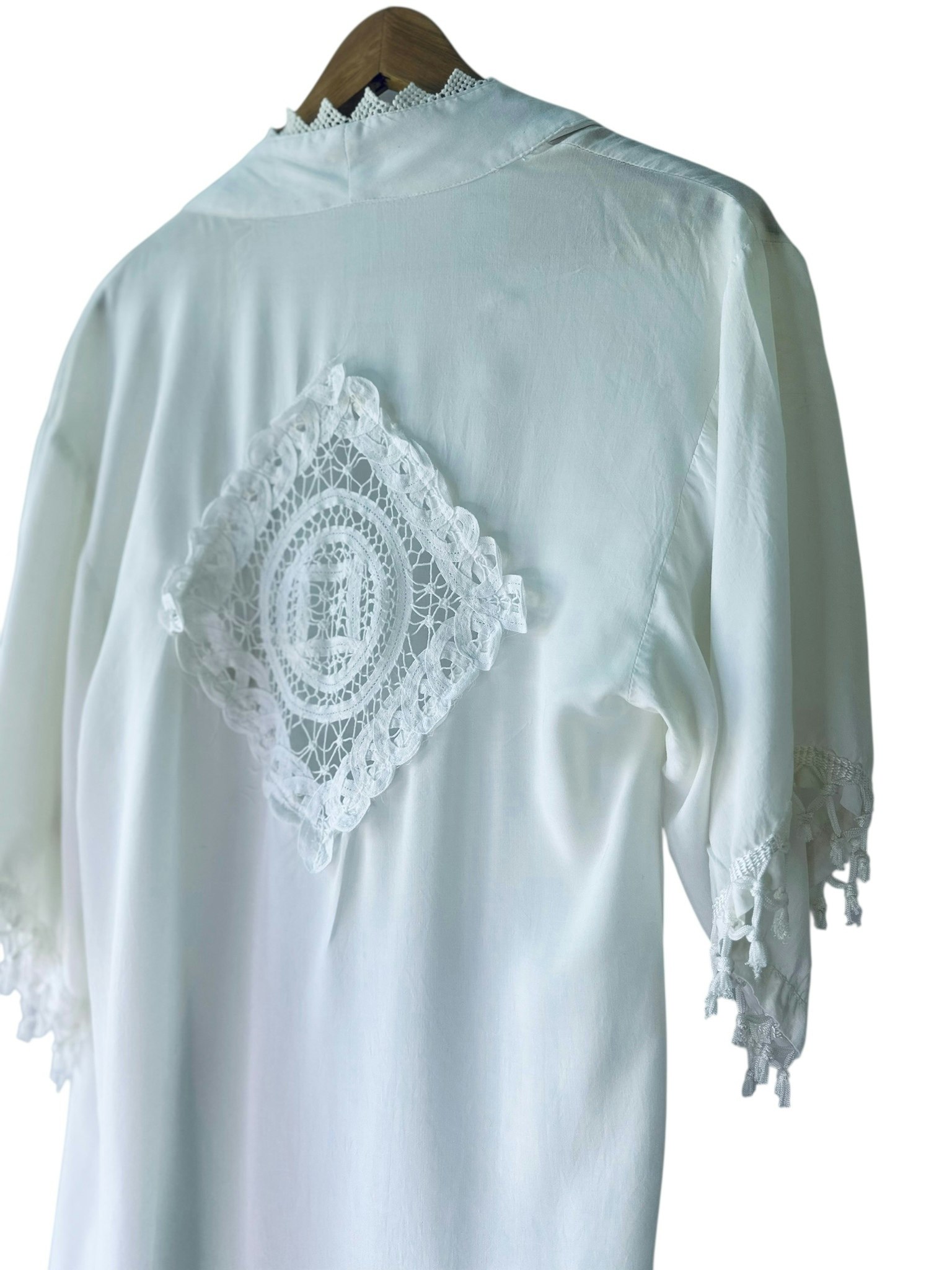 Vit kaftan med spetsdetaljer
