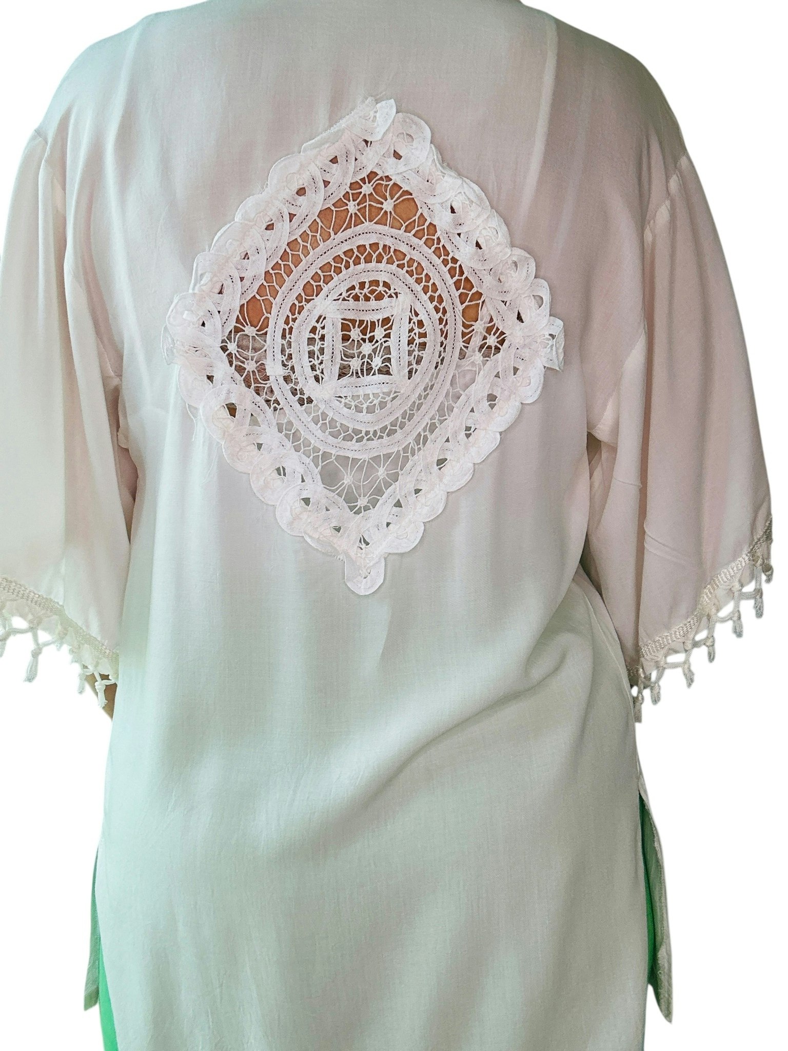 Vit kaftan med spetsdetaljer