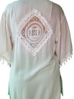 Vit kaftan med spetsdetaljer