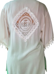 Vit kaftan med spetsdetaljer