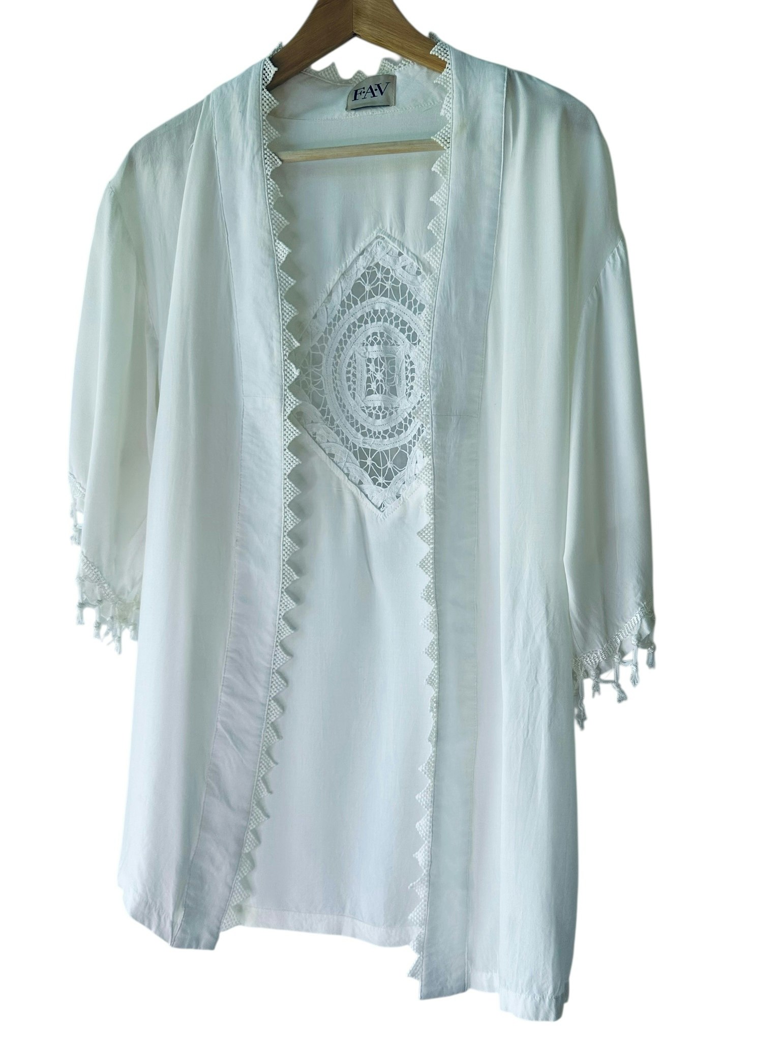 Vit kaftan med spetsdetaljer