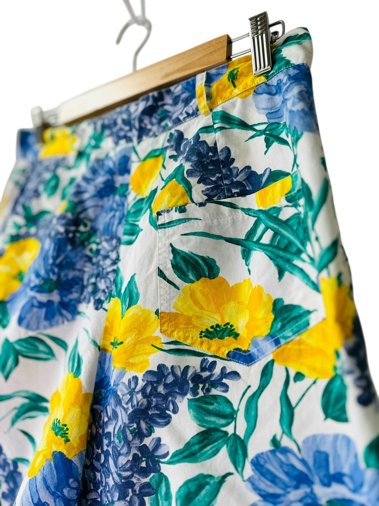 Blommiga längre shorts