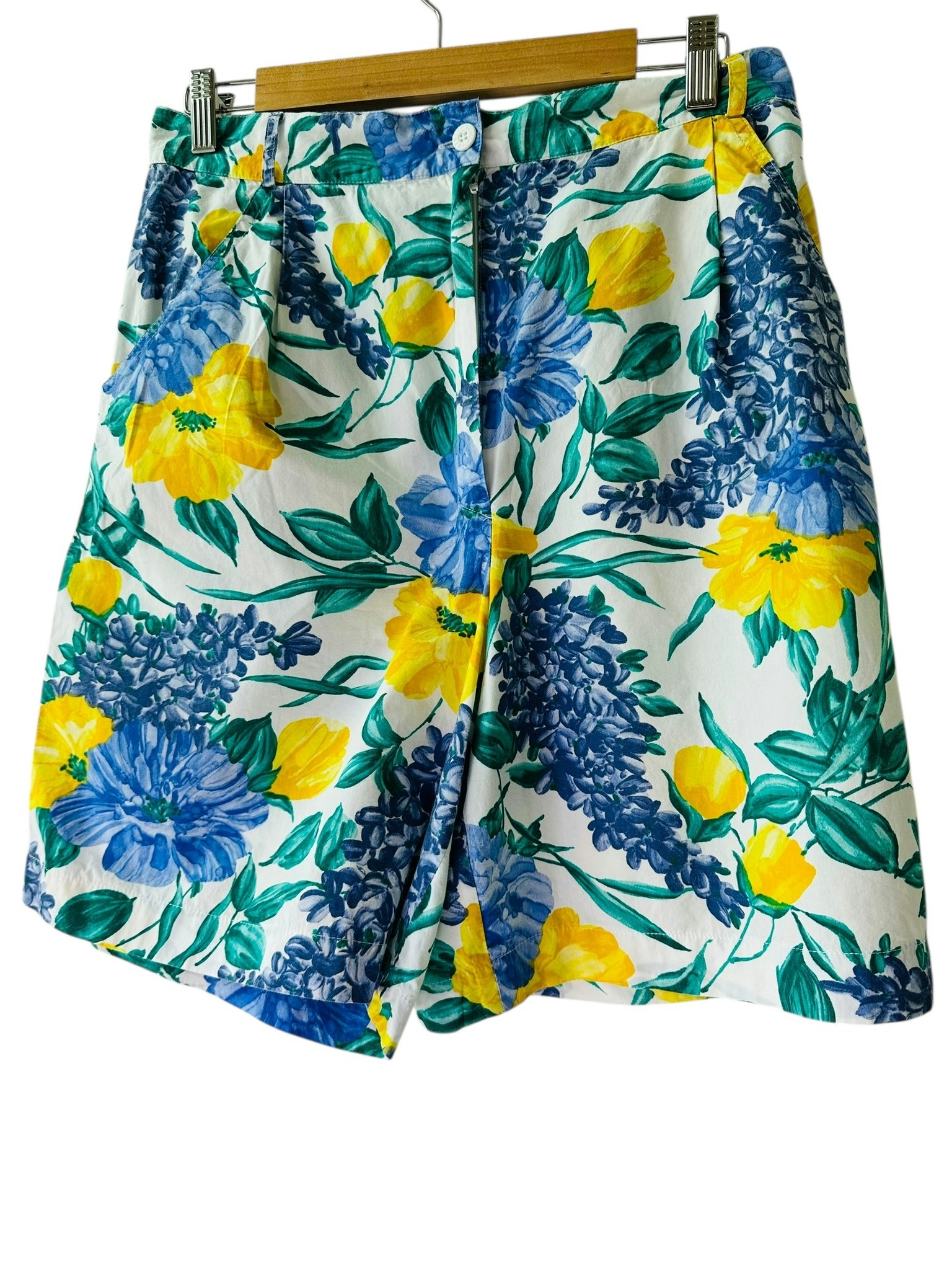Blommiga längre shorts