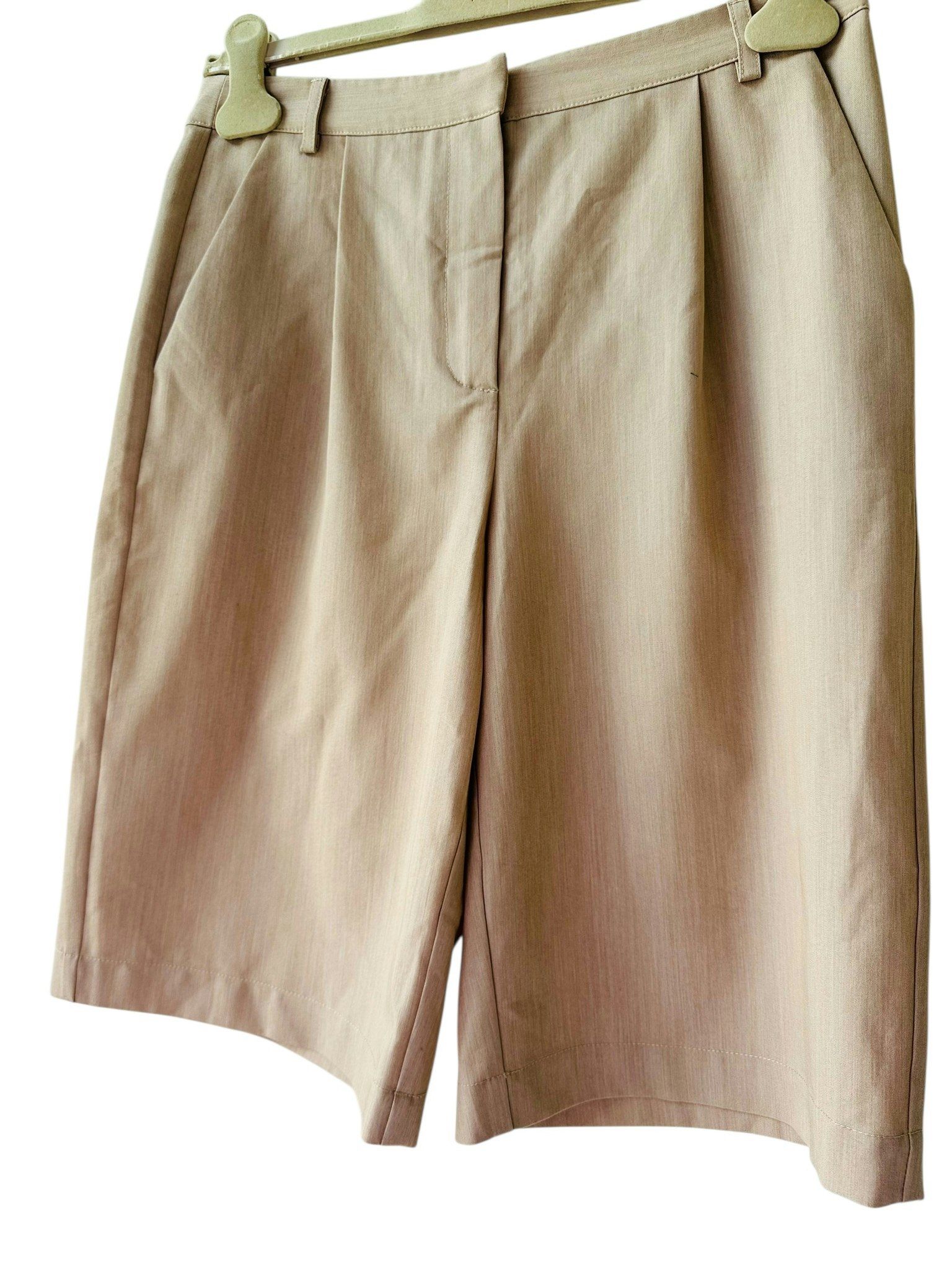 Långa dressade shorts