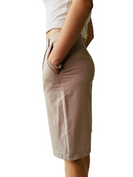 Långa dressade shorts