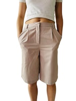 Långa dressade shorts