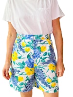 Blommiga längre shorts