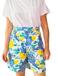 Blommiga längre shorts