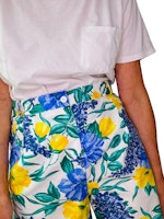 Blommiga längre shorts