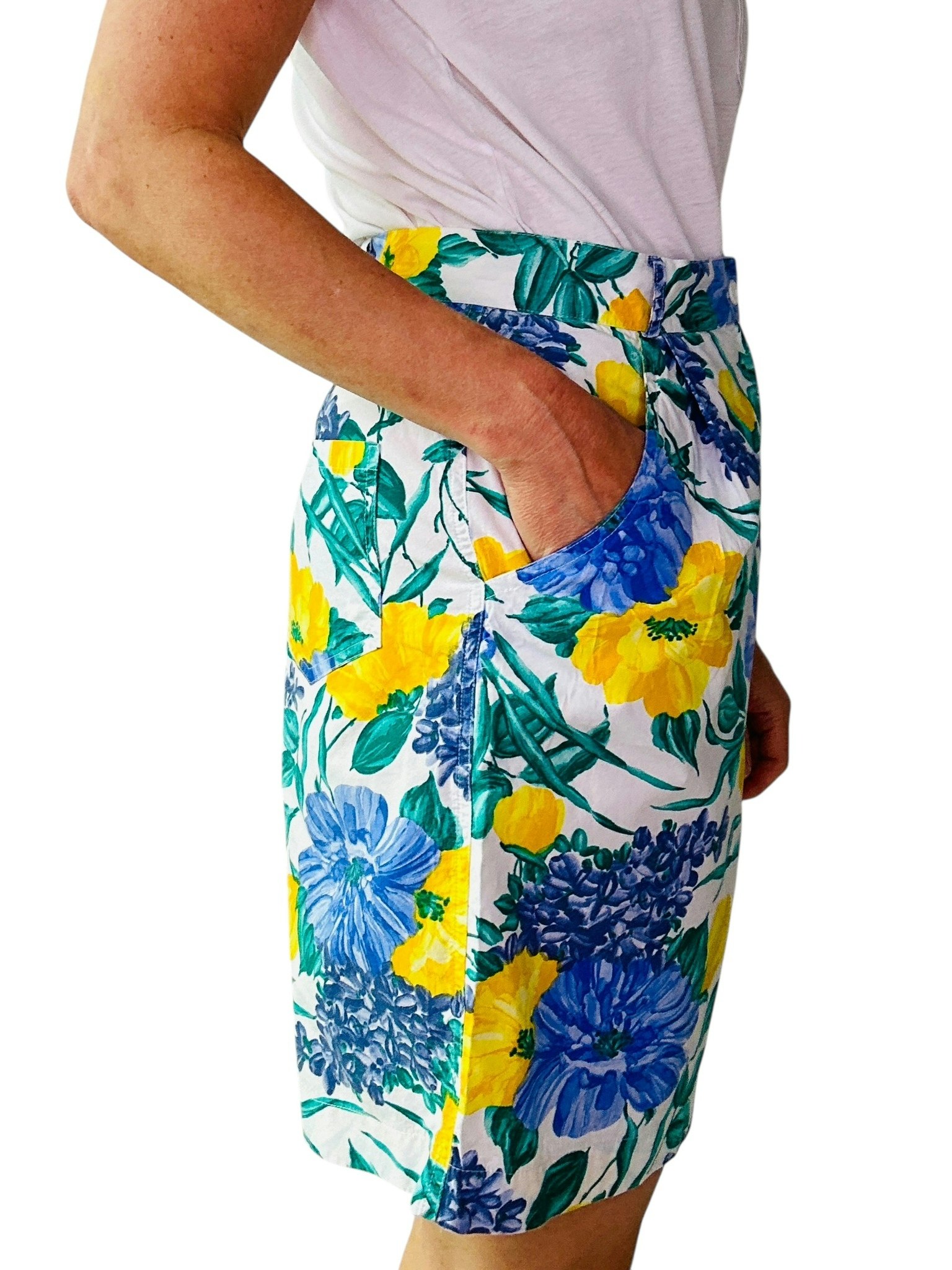 Blommiga längre shorts