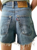 Levi's shorts med slitningar