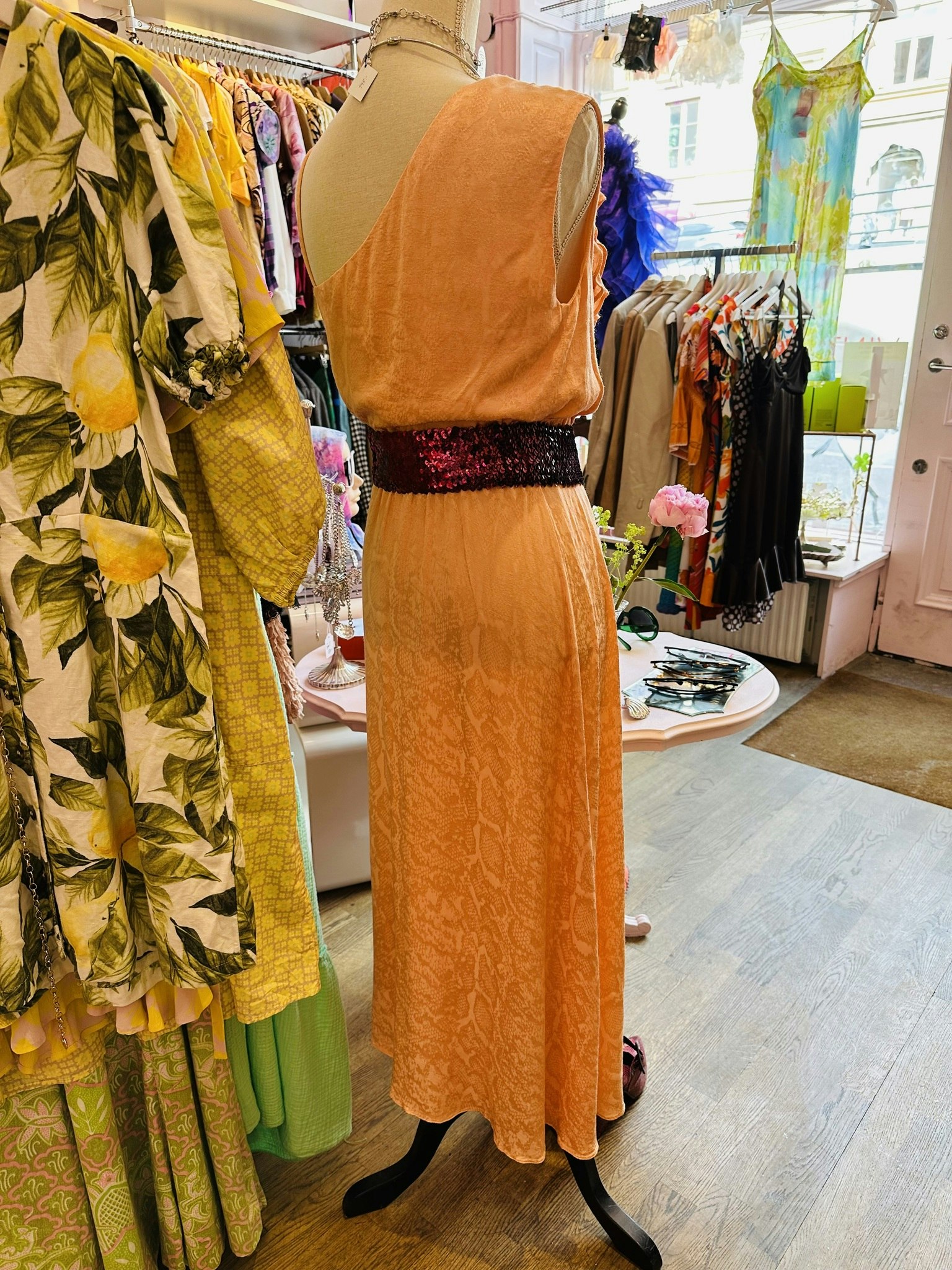 Karen Millen asymmetrisk klänning