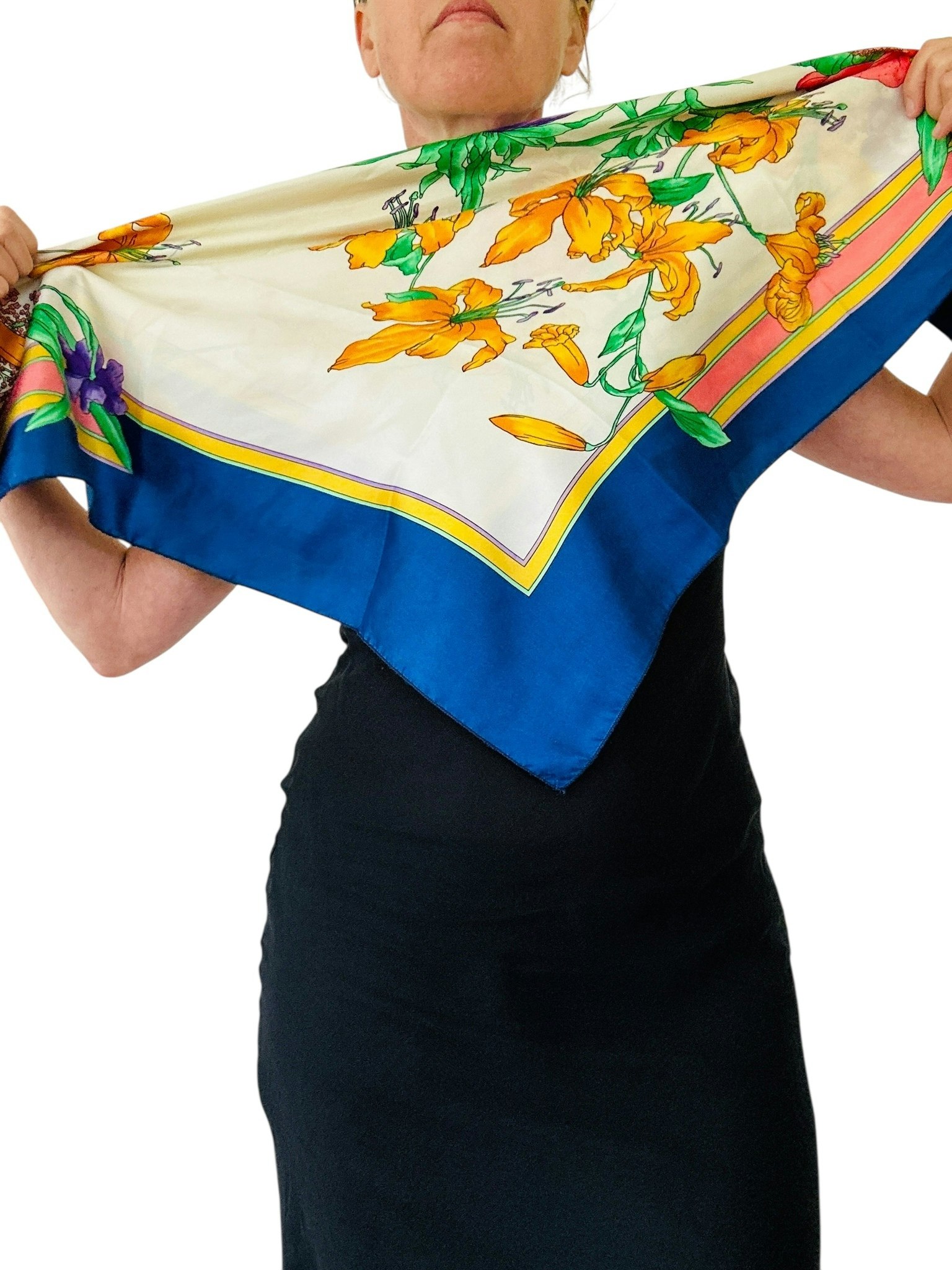 Stor scarf med färgglada blommor