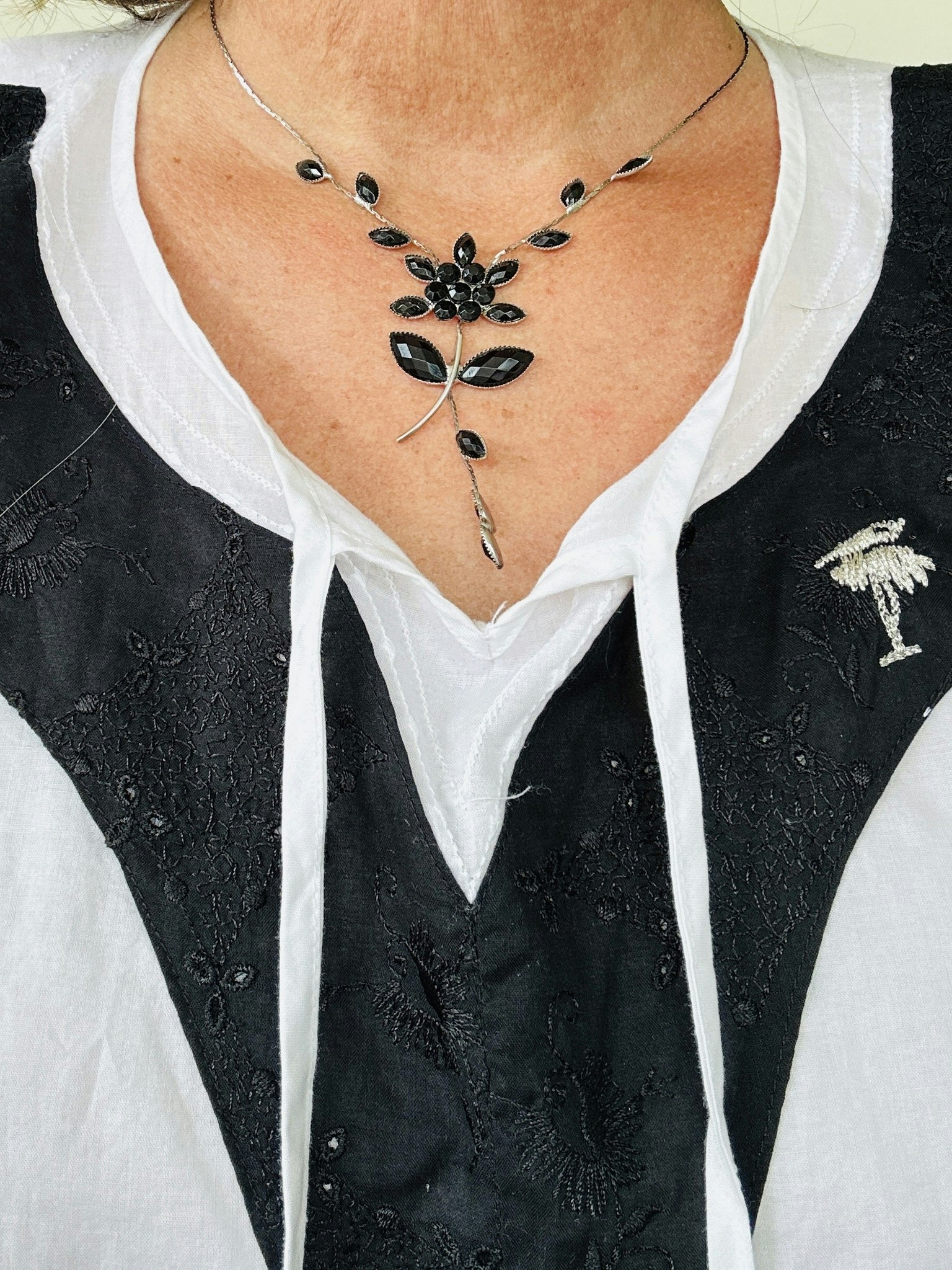 Nätt halsband med blomma