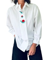 Vit skjorta med broderier