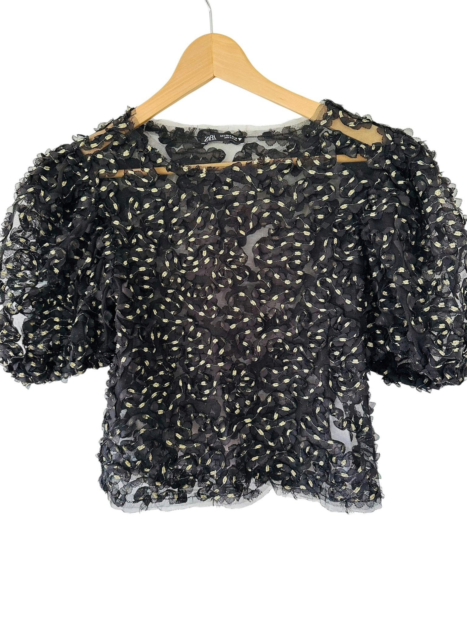 Topp med 3D-blommor och puffärm