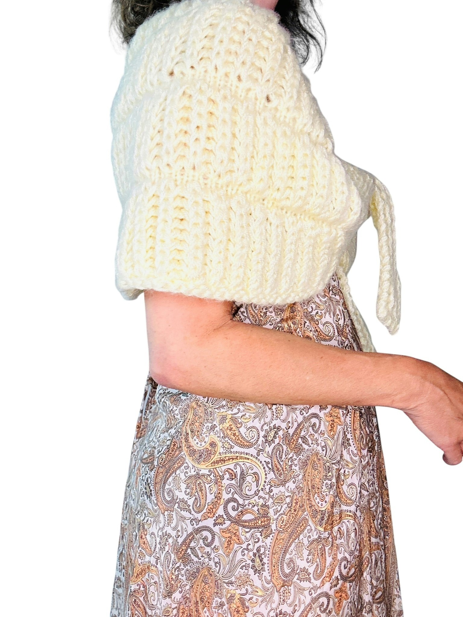 Hemstickad ljusgul sjal/poncho