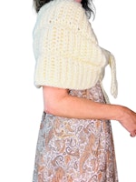 Hemstickad ljusgul sjal/poncho