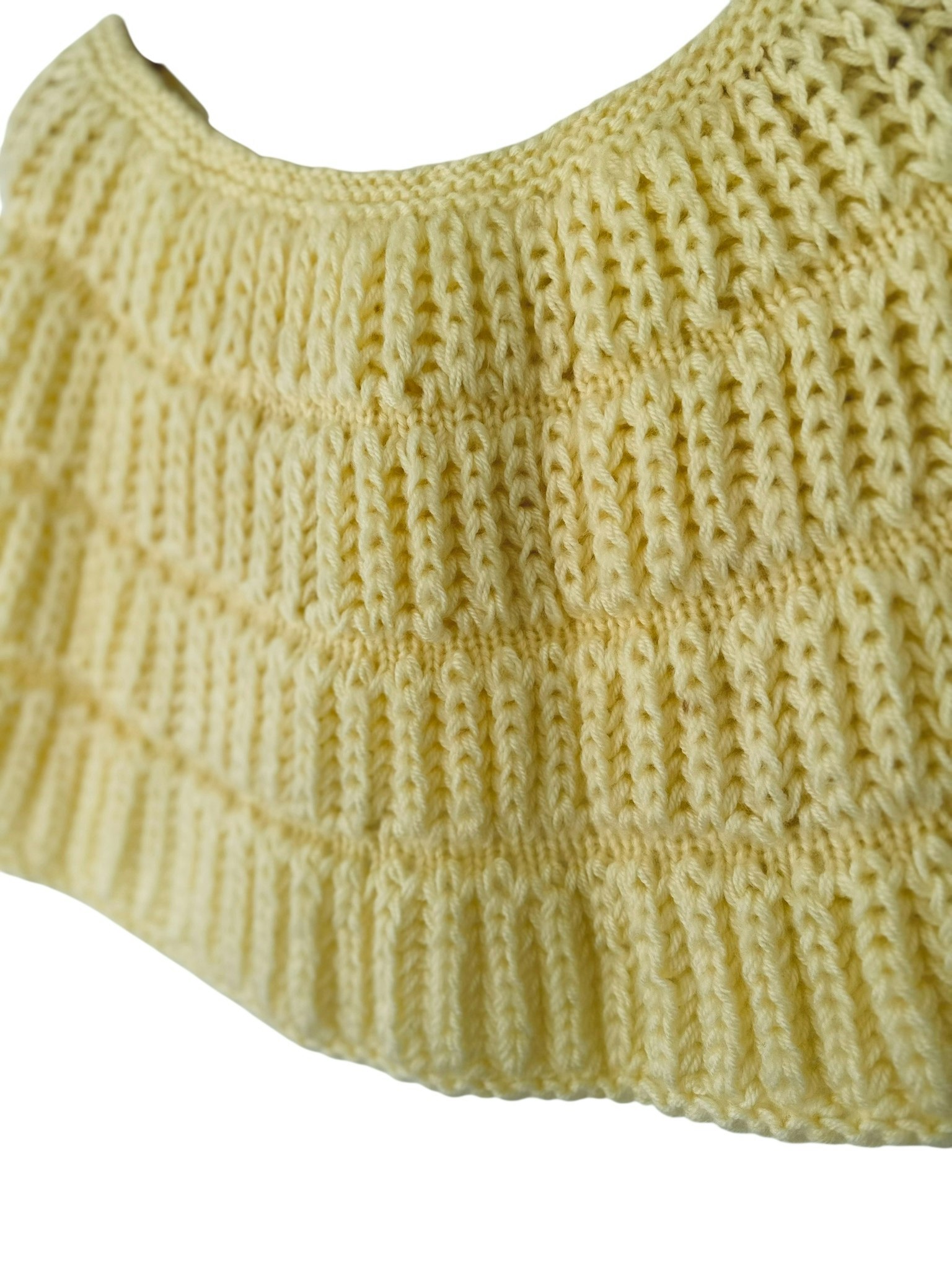 Hemstickad ljusgul sjal/poncho