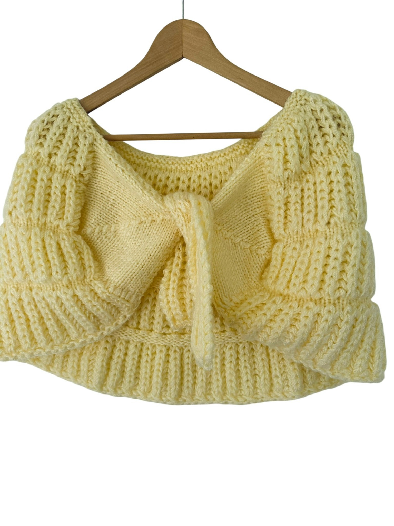Hemstickad ljusgul sjal/poncho