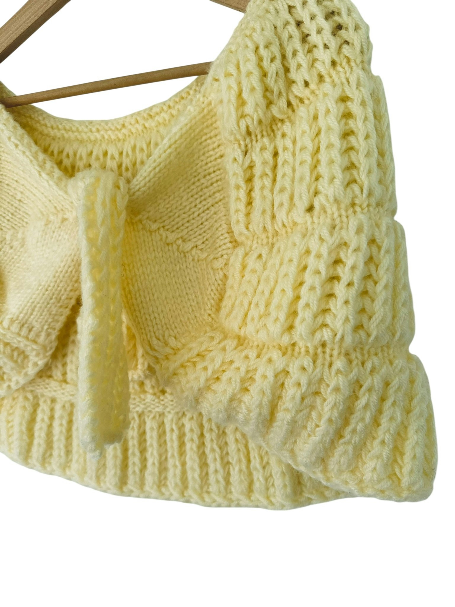 Hemstickad ljusgul sjal/poncho