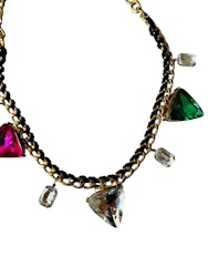 Halsband med färgglada stenar