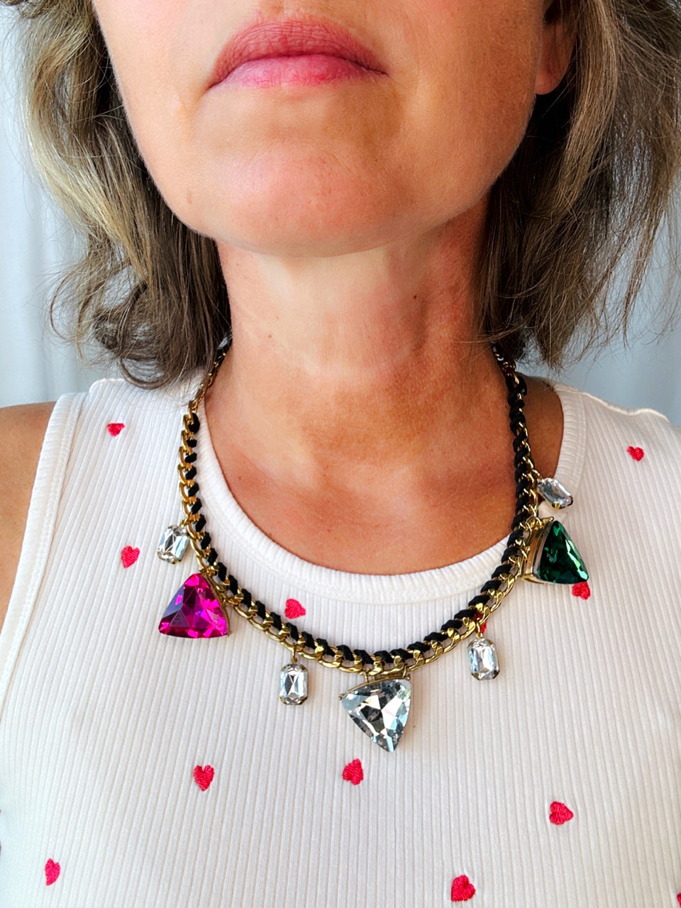 Halsband med färgglada stenar
