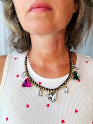 Halsband med färgglada stenar