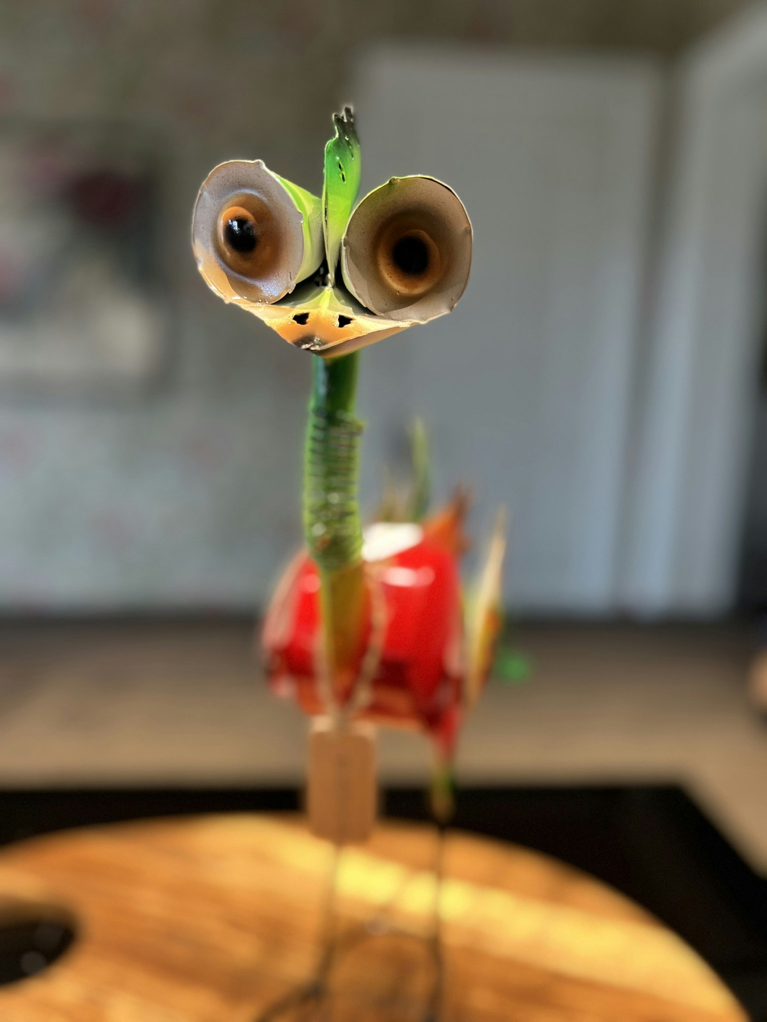 Östen, fågel i hamrad plåt