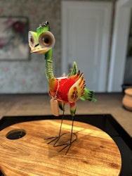 Östen, fågel i hamrad plåt