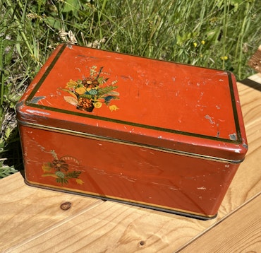 Antik burk orange med blomster