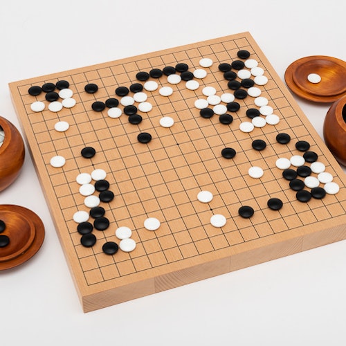 Go-spel för den seriösa spelaren; tjockt bräde med rödbruna träskålar och glasstenar