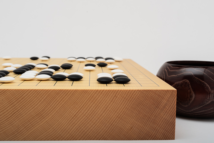 Go-spel, tjockt bräde i shinkaya, 7,5 mm snäckskalsstenar och kastanjeskålar