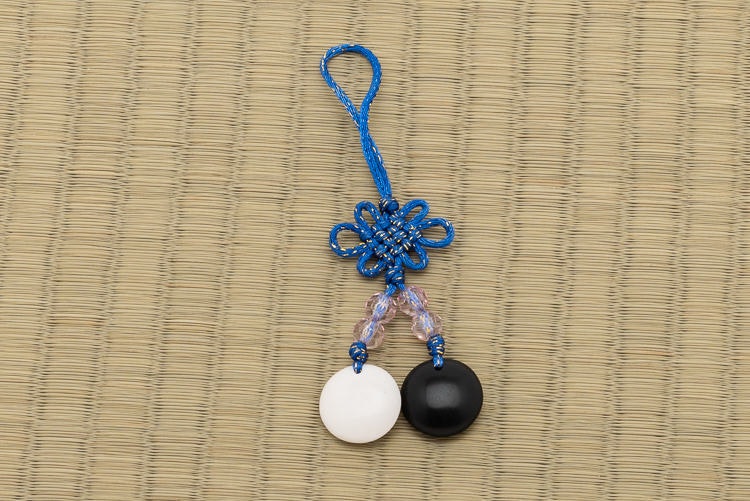 Lucky charm - kinesisk knut med go-stenar