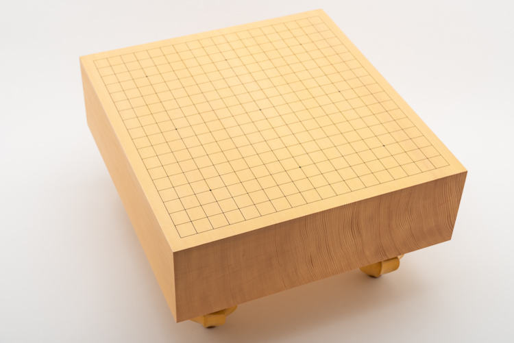 Traditionellt golvbräde för spelet Go. Denna typ av bräde kallas även för Goban. Väldigt exklusivt.