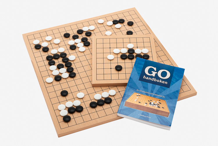 Komplett Go-spel med tre spelplaner och Gohandboken. Perfekt nybörjarpaket.